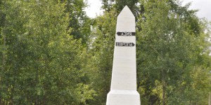 Obelisk an der Grenze zwischen Europa und Asien
