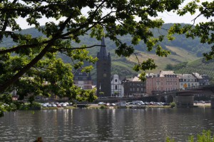 Blick über die Mosel auf Bernkastel