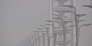 Straßenlaternen im Smog