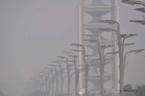 Straßenlaternen im Smog