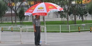 Polizist unterm Sonnenschirm