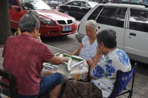 Damen spielen Mahjongg auf der Straße