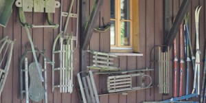 Wintersportutensilien an der Suhler Hütte