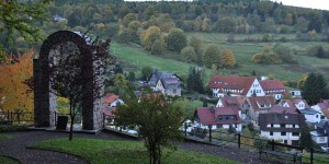 Ehrenmal mit Blick auf Oberschönau