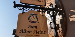 Niedliches Werbeschild mit Eule