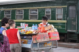 Verkaufsstand auf chinesischem Bahnhof