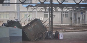 Müllwagen am Bahnsteig