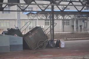 Müllwagen am Bahnsteig