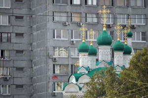 Russisch-Orthodox trifft Plattenbau