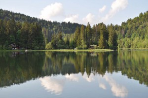 Die Landschaft spiegelt sich im Spitzingsee