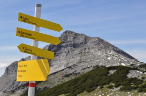 Das obere Schild zeigt exakt auf den richtigen Punkt