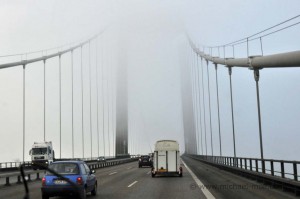 Brücke über den Kleinen Belt im Nebel