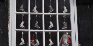 Weihnachtsschmuck im Fenster