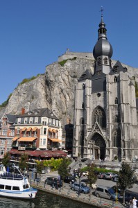 Mächtige Kirche in Dinant