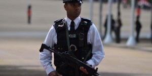 Bewaffneter Polizist