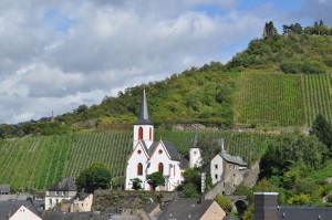 Burgruine Grevenburg oberhalb der Kirche