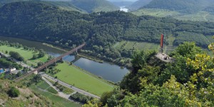 Deutschlandfahne über der Mosel