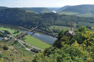 Deutschlandfahne über der Mosel