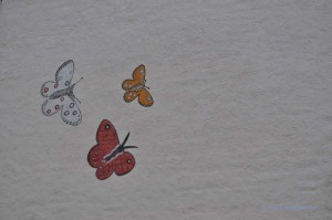 Schmetterlinge an der Hauswand