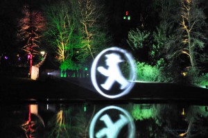 Ampelmännchen an einer Wasserwand