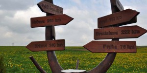 Wegweiser am Mittelpunkt von Tschechien