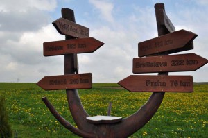 Wegweiser am Mittelpunkt von Tschechien