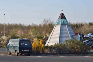 Pyramide an der Autobahn