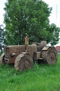 Geschnitzter Traktor