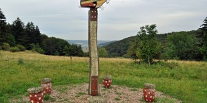 Spielstation auf einem Wanderweg für Kinder