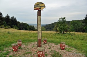 Spielstation auf einem Wanderweg für Kinder
