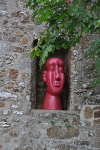 Skulptur in der Burgmauer