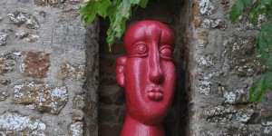 Skulptur in der Burgmauer