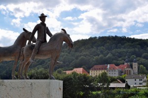Skulptur vor dem Kloster Plankstetten