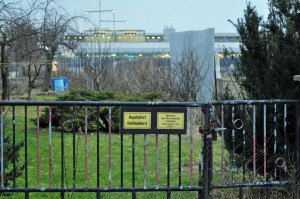 Kursdorfer Friedhof mit Flughafen