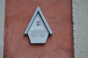 Schild an einer Fassade