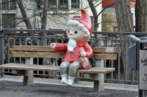 Sandmännchen auf einer Parkbank