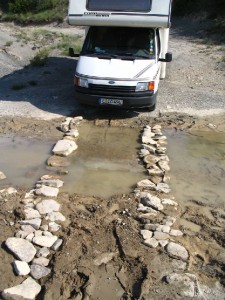 Flussüberquerung mit einem Wohnmobil