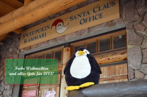 Pingu vor dem Weihnachtsmannhaus