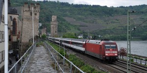Zug im Mittelrheintal