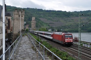 Zug im Mittelrheintal