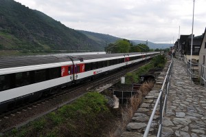 Zug im Mittelrheintal