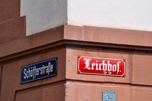 Verschiedene Schilder in Mainz