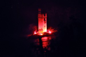 Mäuseturm bei Rhein in Flammen