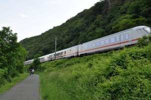 Zug im Mittelrheintal