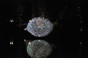 Lichtinstallation auf dem Wasser