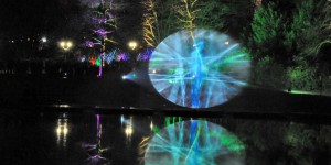 Lichtinstallation auf dem Wasser