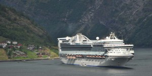 Kreuzfahrtschiff im Geirangerfjord