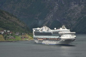 Kreuzfahrtschiff im Geirangerfjord