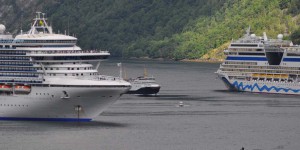 Kreuzfahrtschiff im Geirangerfjord