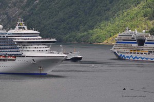 Kreuzfahrtschiff im Geirangerfjord